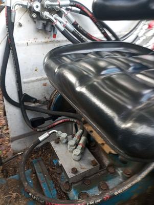 Distributeur hydraulique Ford 4600